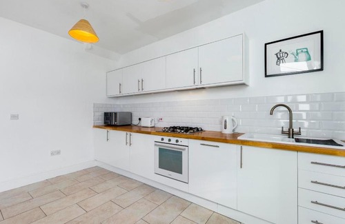 Mumbles Casa | Pass the Keys Beautifully Renovated Mumbles Home with Parking