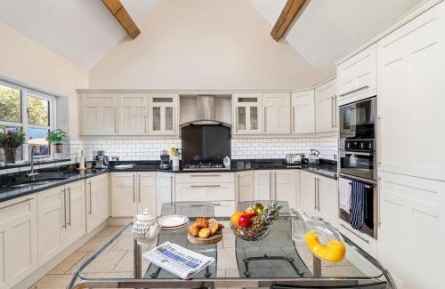 Lacey Green Casa | Pass the Keys Bradenham Barn in The Chiltern Hills
