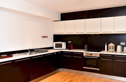 Riverside Apartamento | Pass the Keys | Bright & Perfectly Located!