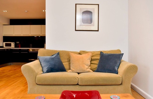 Riverside Apartamento | Pass the Keys | Bright & Perfectly Located!