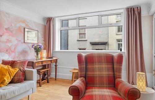 Newland Near Ulverston Apartamento | Pass the Keys Bright Town-Centre Flat with Outdoor Area