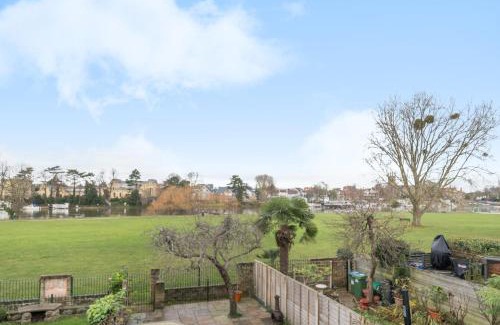 West Molesey Casa | Pass the Keys Charming Home with River views Near Hampton Court