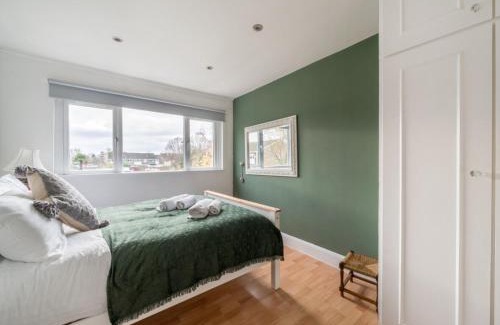 West Molesey Casa | Pass the Keys Charming Home with River views Near Hampton Court