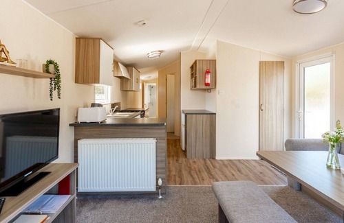 Wimborne Casa | Pass the Keys | Cheerful 2 bedroom caravan with parking