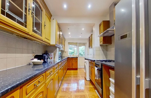 Preston Casa | Pass the Keys | Cheerful 3 bed home in Wembley with free parking