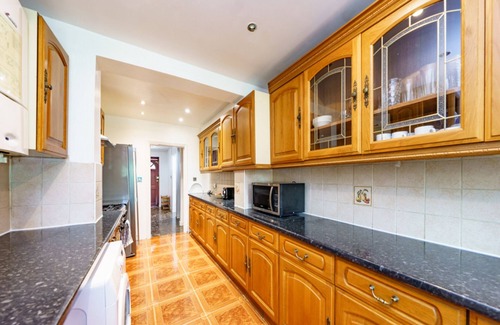 Preston Casa | Pass the Keys | Cheerful 3 bed home in Wembley with free parking