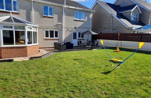 Brynteg Casa | Pass the Keys | Cysgod Eryri Spacious House near Anglesey Coast