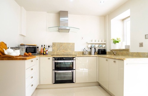 Northleach Casa | Pass the Keys | Delightful Millend Cottage | Parking | Patio