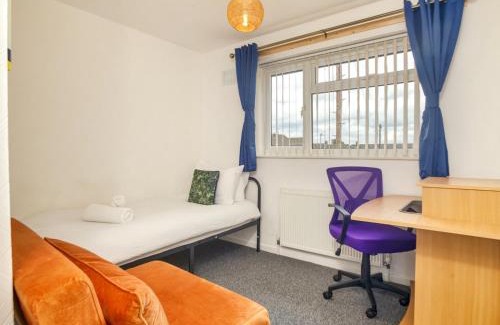 Lincoln Casa | Pass the Keys Dog-Friendly Haven Parking Prime Location