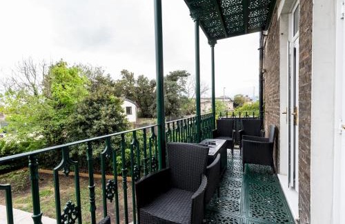 Blackheath Casa | Pass the Keys Elegant 4BR House Parking Garden Library