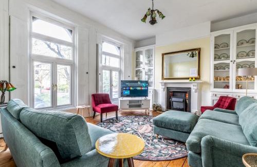 Blackheath Casa | Pass the Keys Elegant 4BR House Parking Garden Library