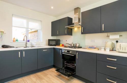 Edwalton Casa | Pass the Keys Elegant Townhouse with Garden Wi-Fi Work Space