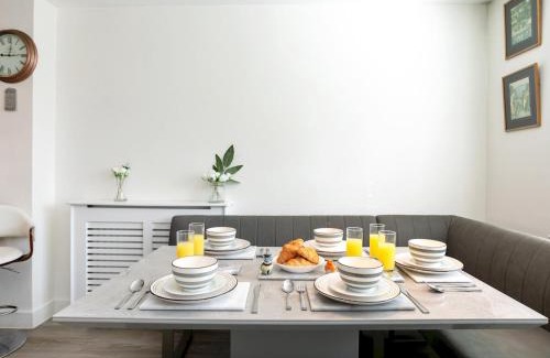 Edwalton Casa | Pass the Keys Elegant Townhouse with Garden Wi-Fi Work Space