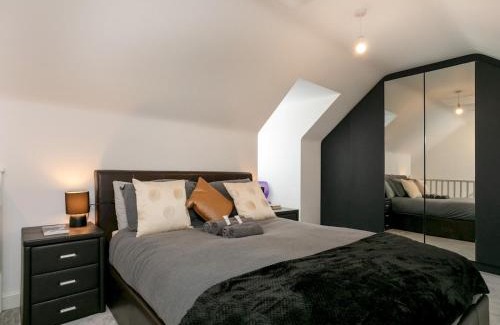 Edwalton Casa | Pass the Keys Elegant Townhouse with Garden Wi-Fi Work Space