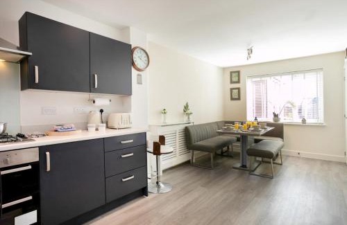 Edwalton Casa | Pass the Keys Elegant Townhouse with Garden Wi-Fi Work Space