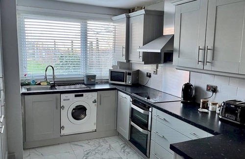 Borehamwood Casa | Pass the Keys | Family Friendly 3 Bedroom Home with Large Garden