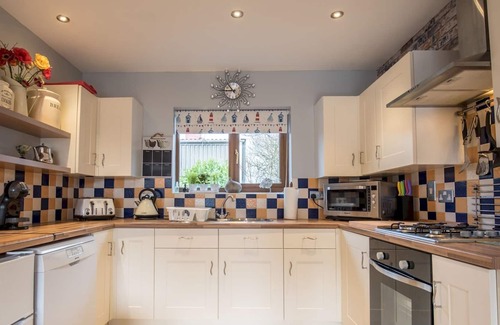 Kilgetty Casa | Pass the Keys | The Cwtch Near Oakwood sleeps 4