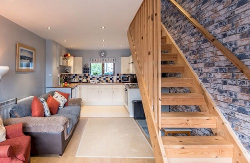Kilgetty Casa | Pass the Keys | The Cwtch Near Oakwood sleeps 4