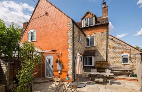 Wilmcote Casa | Pass the Keys Traditional 3 Bed Cottage in Historic Village