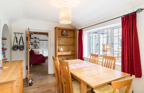 Wilmcote Casa | Pass the Keys Traditional 3 Bed Cottage in Historic Village