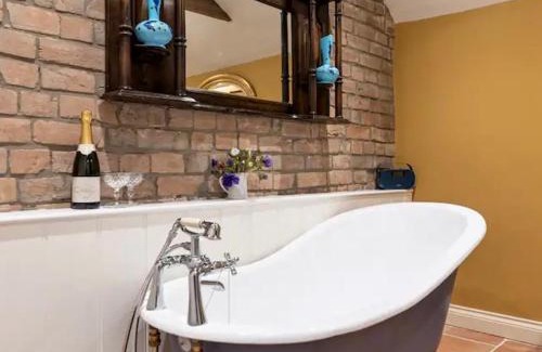 Wedmore Casa | Pass The Keys Goose Feather Barn, Wedmore luxury cottage for two