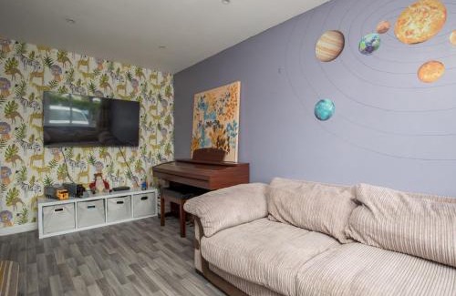 Old Windsor Casa | Pass the Keys Gorgeous Family Home Near River Thames-Old Windsor