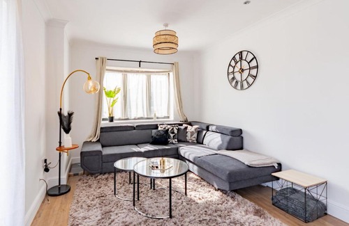 Hawkwell Casa | Pass the Keys Hawkwell Retreat 5 Bedroom home Hockley