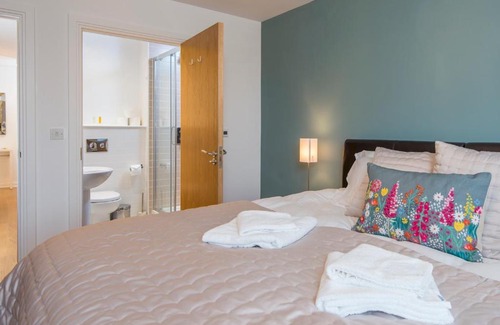Century Wharf Apartamento | Pass the Keys Lovely 2 Bedroom Apartment in the Bay with a view