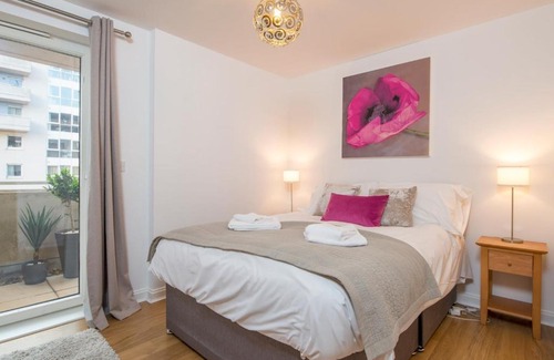 Century Wharf Apartamento | Pass the Keys Lovely 2 Bedroom Apartment in the Bay with a view