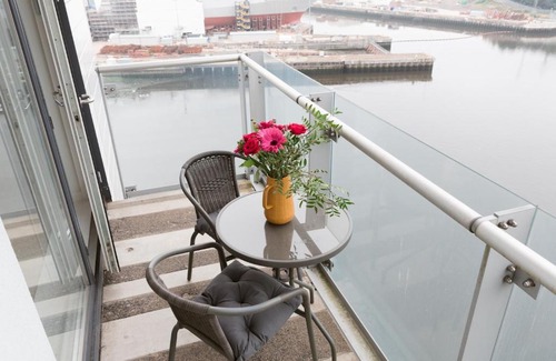 North West Apartamento | Pass the Keys Lovely New 1-bedroom Glasgow Harbour River View
