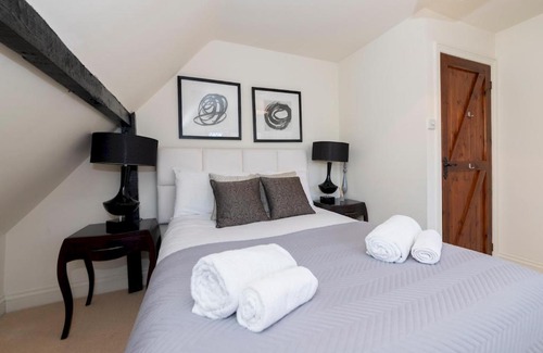 Henley Casa | Pass the Keys Luxurious Country House with Cinema Games Room