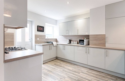 Uplands Casa | Pass the Keys | Luxury Bright Spacious Family Home - Near Beaches