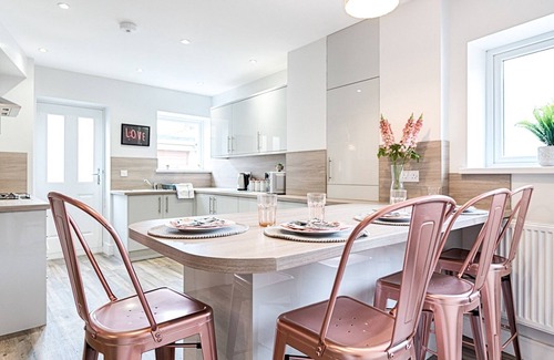Uplands Casa | Pass the Keys | Luxury Bright Spacious Family Home - Near Beaches