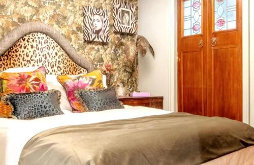 Kelvinbridge Casa | Pass the Keys Magical Mews Hideaway: Quirky Cottage Experience