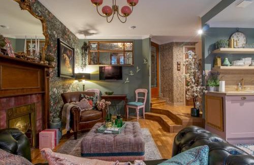 Kelvinbridge Casa | Pass the Keys Magical Mews Hideaway: Quirky Cottage Experience