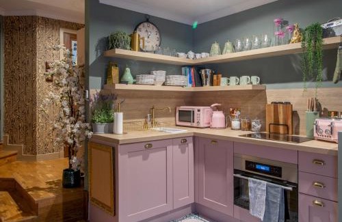 Kelvinbridge Casa | Pass the Keys Magical Mews Hideaway: Quirky Cottage Experience