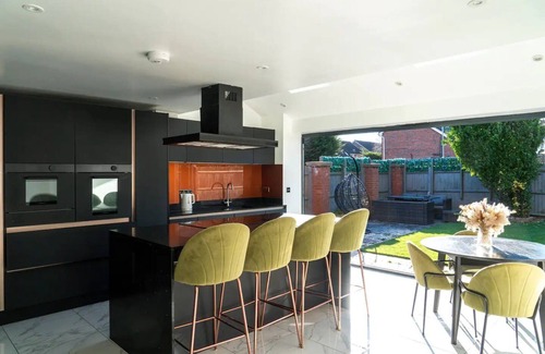 Quedgeley Apartamento | Pass the Keys | Modern spacious home | Hot Tub | Garden | Parking