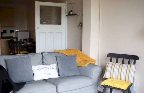 Carmarthen Apartamento | Pass the Keys | Pet friendly Garden flat in Carmarthen