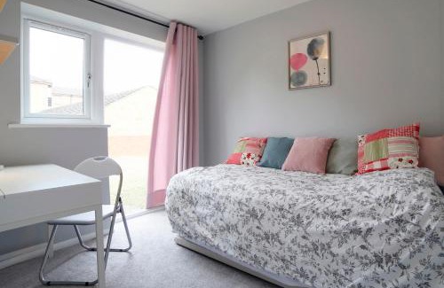 Cherry Hinton Casa | Pass the Keys Renovated Sunny Home Pass the Keys