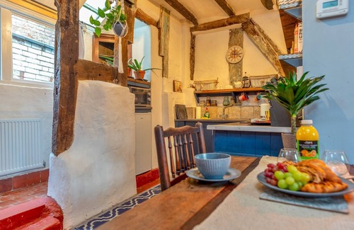 Market Drayton Casa | Pass the Keys | Stay in the Original Home of the Gingerbread Man!
