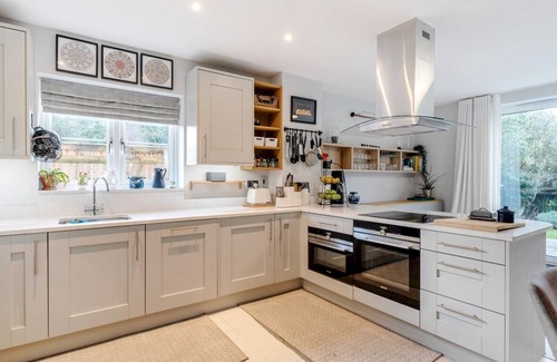 Leatherhead Casa | Pass the Keys Spacious Family Oasis | Explore with Ease!