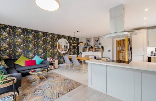 Leatherhead Casa | Pass the Keys Spacious Family Oasis | Explore with Ease!
