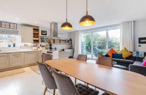 Leatherhead Casa | Pass the Keys Spacious Family Oasis | Explore with Ease!