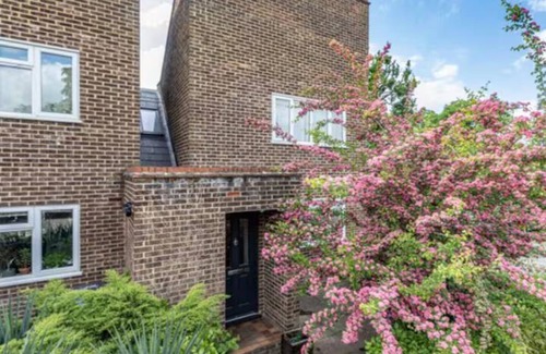 Runnymede Casa | Pass the Keys | Spacious family home in Surrey