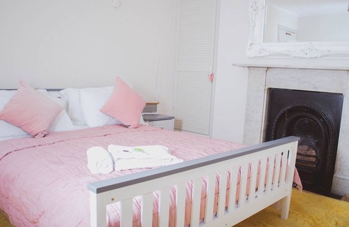 Rochester Casa | Pass the Keys | Spacious and Cosy House for 8
