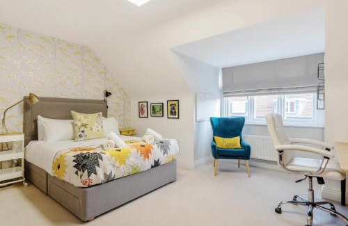 Leatherhead Casa | Pass the Keys Spacious Family Oasis Explore with Ease