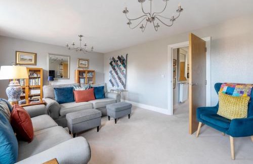 Leatherhead Casa | Pass the Keys Spacious Family Oasis Explore with Ease