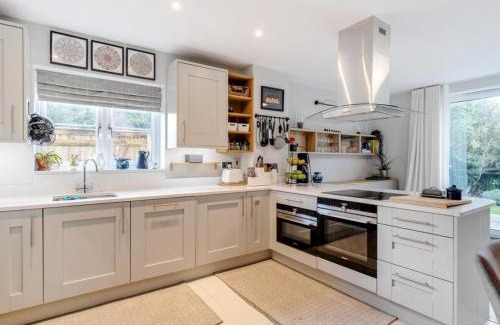 Leatherhead Casa | Pass the Keys Spacious Family Oasis Explore with Ease