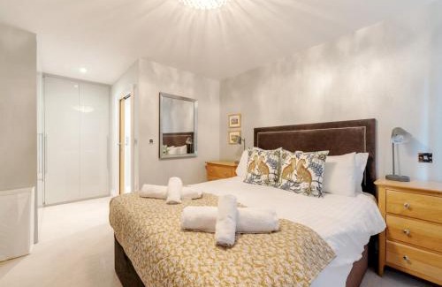 Leatherhead Casa | Pass the Keys Spacious Family Oasis Explore with Ease