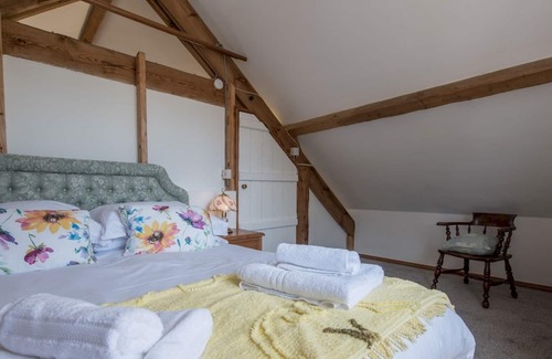 The Rhos Casa | Pass the Keys | Stable Lodge near to Llys y fran Oakwood Bluestone